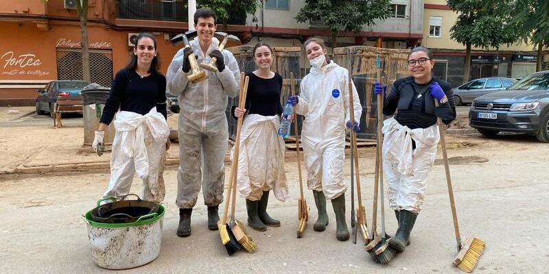 Los jóvenes de Madrid llevan esperanza a las zonas afectadas por la DANA en Valencia: Así ha sido el viaje ayudando a familias que «se sienten abandonadas»