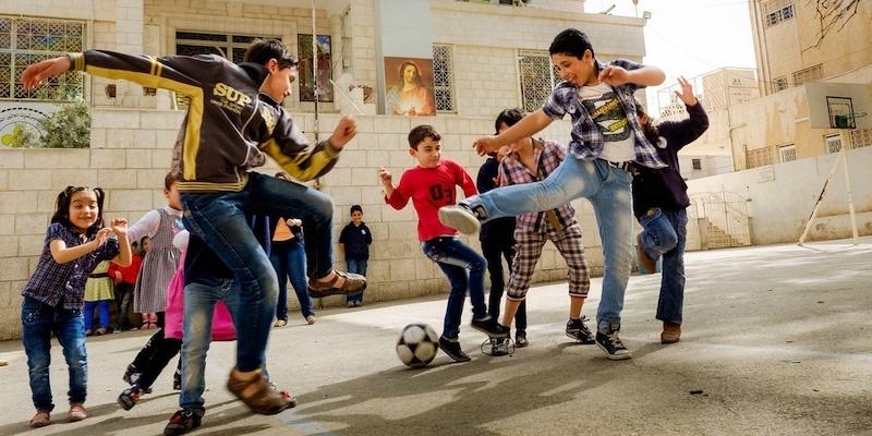 Cáritas y Comillas constatan la grave segregación social y económica de los inmigrantes en España a pesar de su arraigo