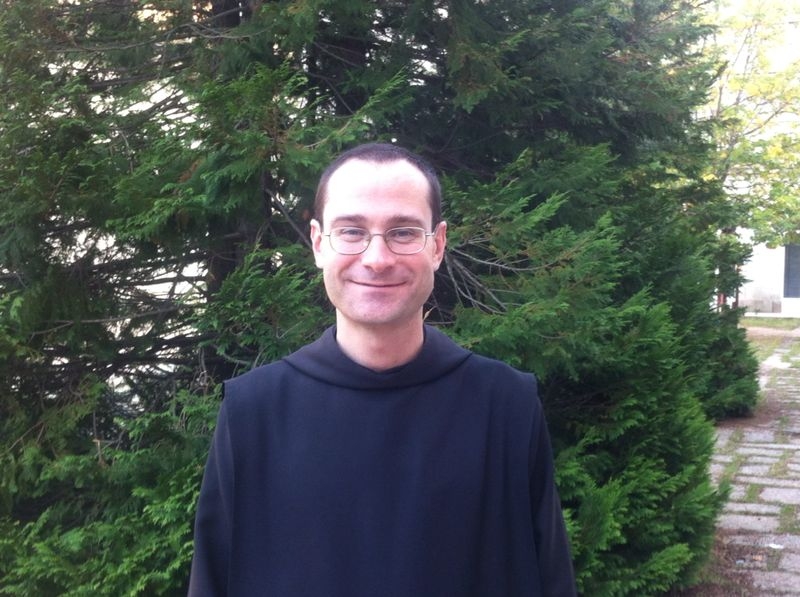 El prior del monasterio benedictino de la Santa Cruz del Valle de los Caídos ofrece su testimonio a jóvenes universitarios