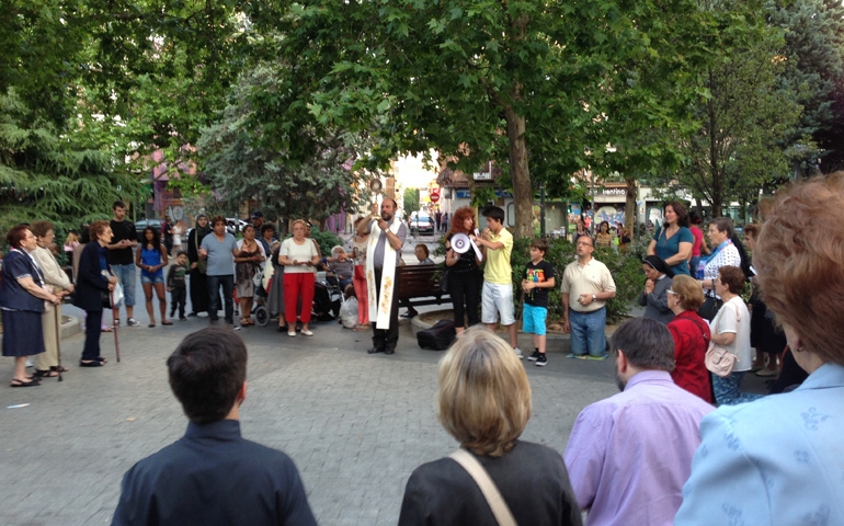 La plaza de Prosperidad acoge una carpa con el Santísimo en la víspera del Corpus