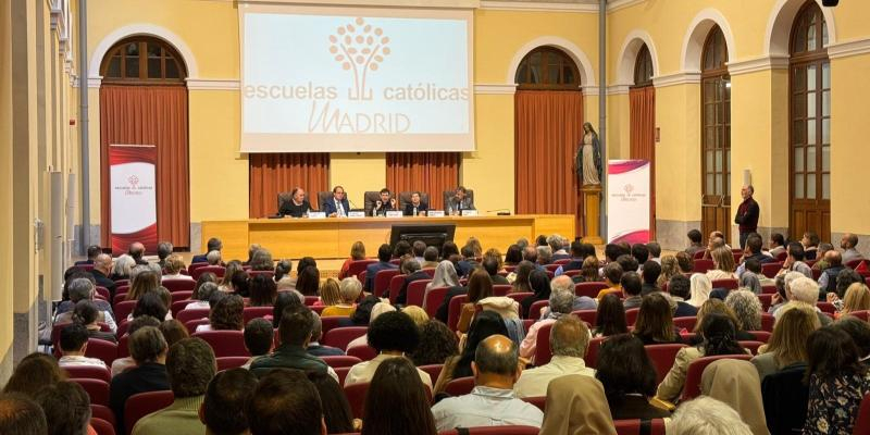 El cardenal José Cobo, en su encuentro con Escuelas Católicas de Madrid: «No perdáis esa sensibilidad de ser misioneros»