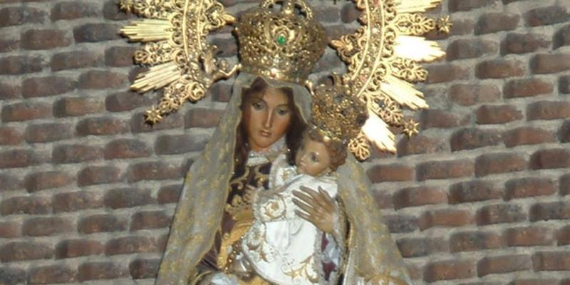El padre Desiderio García predica en Santa María del Monte Carmelo la novena en honor a su patrona