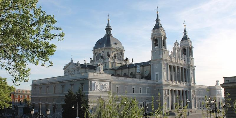 Los Caballeros de Santa María del Puig participan en una Eucaristía en la catedral de la Almudena