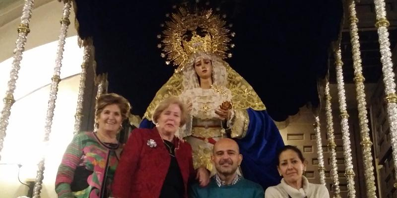 Así se viste a la Virgen de Los Gitanos