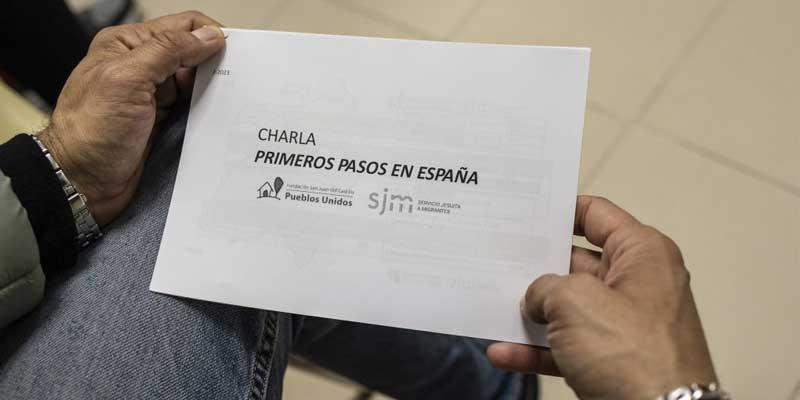 'Vidas que acompañan vidas', la exposición del Servicio Jesuita a Migrantes que retrata su modelo de acogida: abrazar, conocer y escuchar