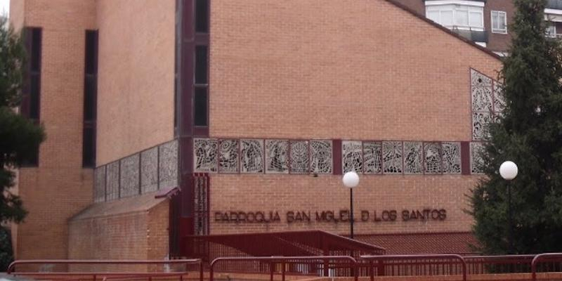 Juan Carlos Vera administra los sacramentos de la iniciación cristiana en San Miguel de los Santos