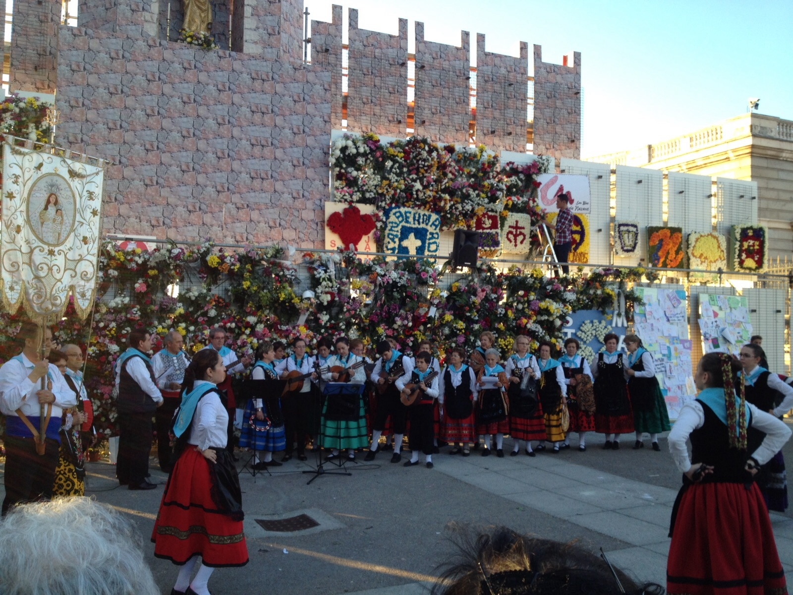Continúa la ofrenda floral a la Virgen de la Almudena