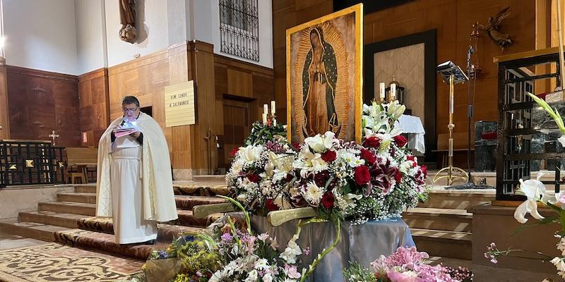 La Virgen de Guadalupe recorre las calles acompañada por una procesión de antorchas