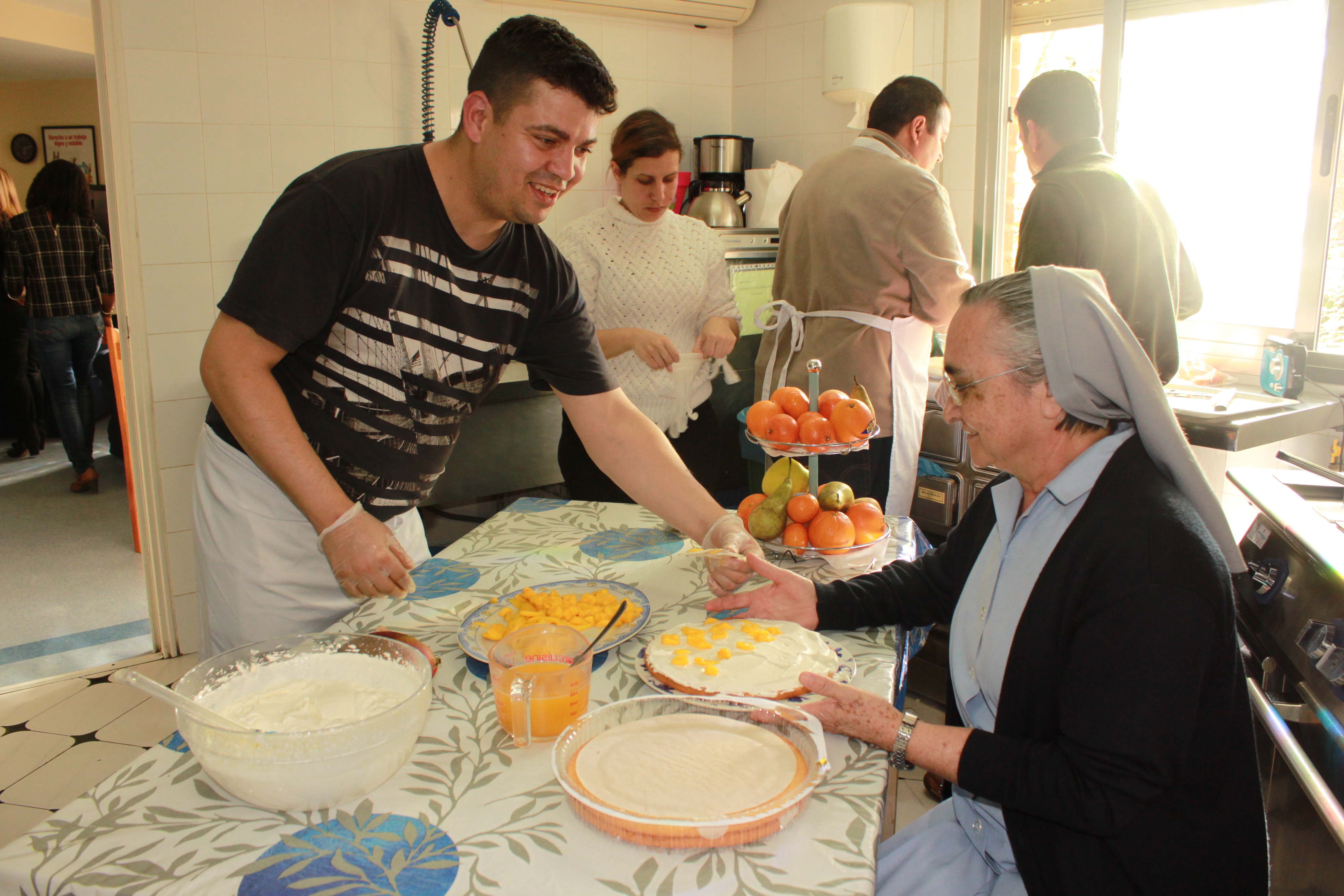 La casa de acogida San Agustín y Santa Mónica, de Cáritas Madrid, celebra la Navidad con los voluntarios
