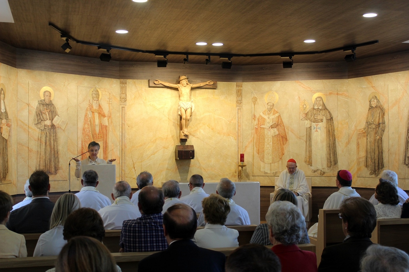 El cardenal Osoro bendice la nueva capilla del Arzobispado