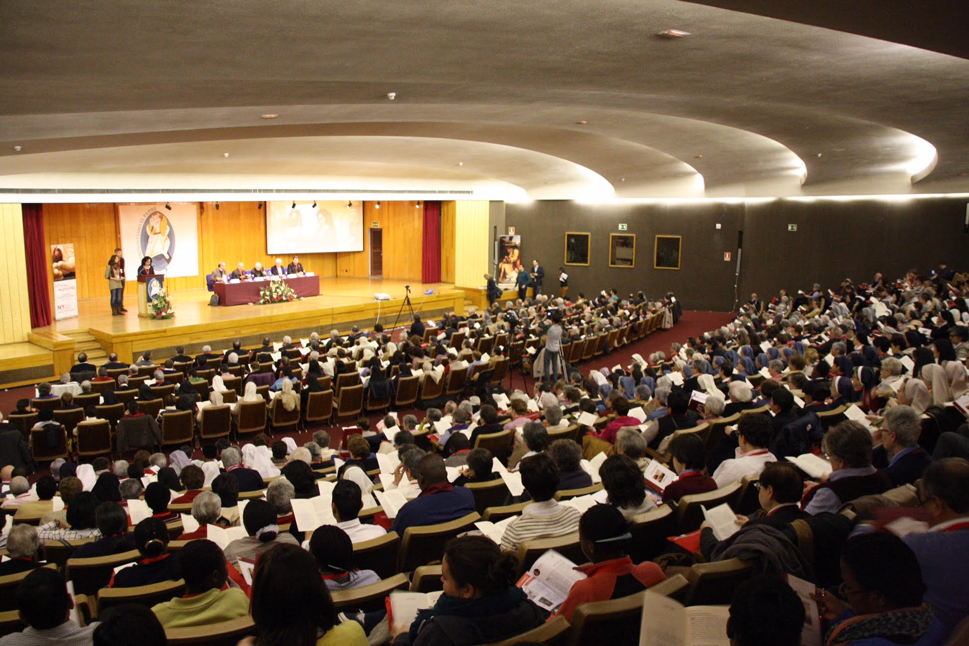 Monseñor Osoro: «Los religiosos sois verdaderos escaparates de la misericordia»