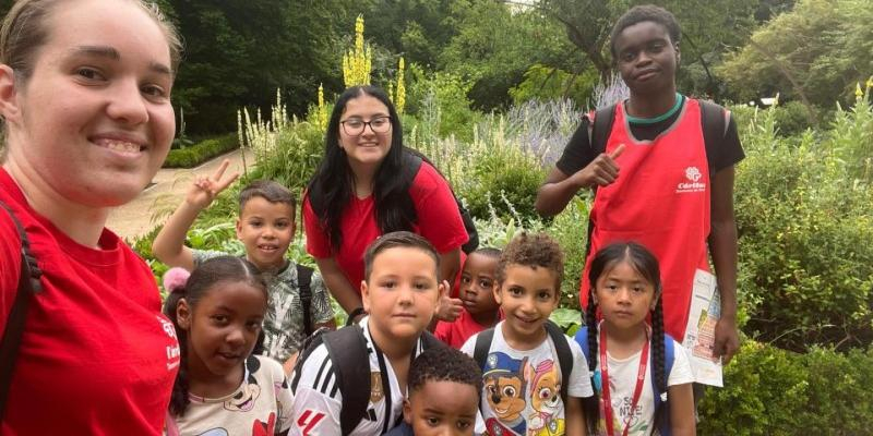 Más de 1000 niños disfrutan de las colonias y campamentos de verano de Cáritas Madrid: Jornadas en las piscinas, gymkanas en el Jardín Botánico o escalada en el Caixaforum