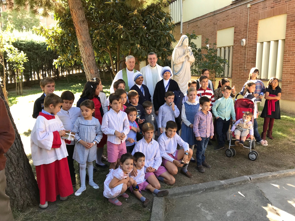 Bendición de una imagen de Santa Teresa de Calcuta en San Alberto Magno, en Vallecas