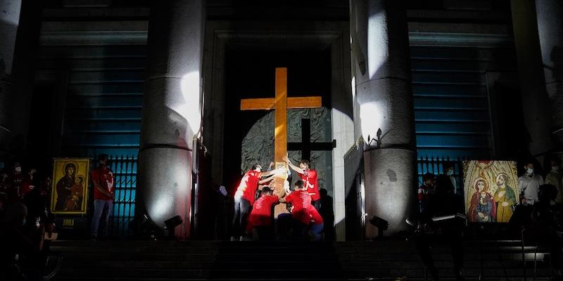 Monseñor Jesús Vidal preside los encuentros con jóvenes de la Vicaría III en torno a la cruz de la JMJ