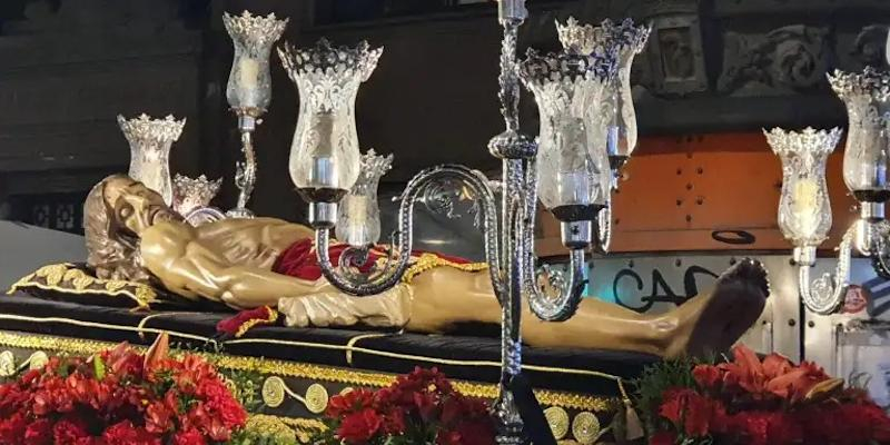 Nuestra Señora de la Soledad y Desamparo y el Cristo Yacente recorren el centro de Madrid en el Sábado Santo
