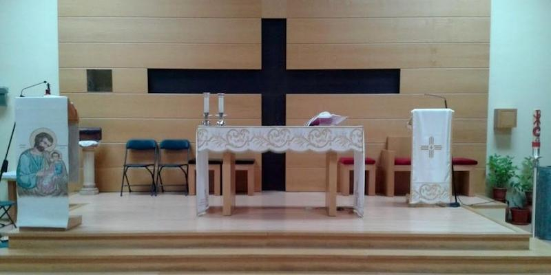 El padre Ángel Camino celebra una Eucaristía en San José de Colmenar Viejo