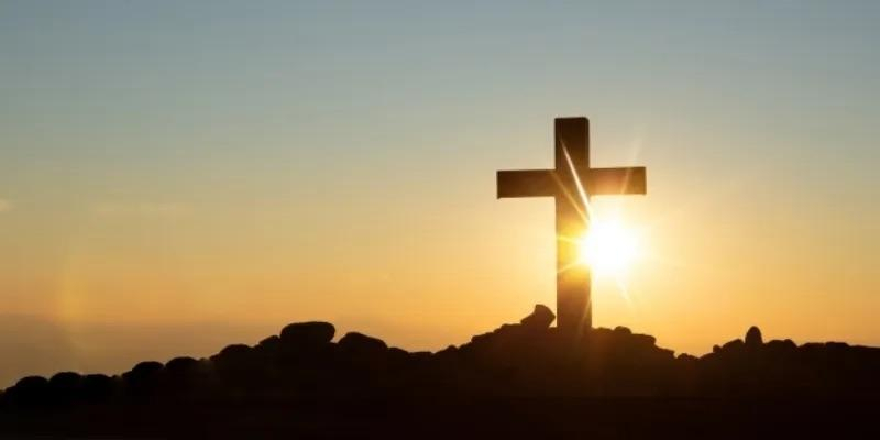 El grupo de jóvenes de la Presentación de Nuestra Señora anima un vía crucis en el Viernes de Dolores por las calles del barrio