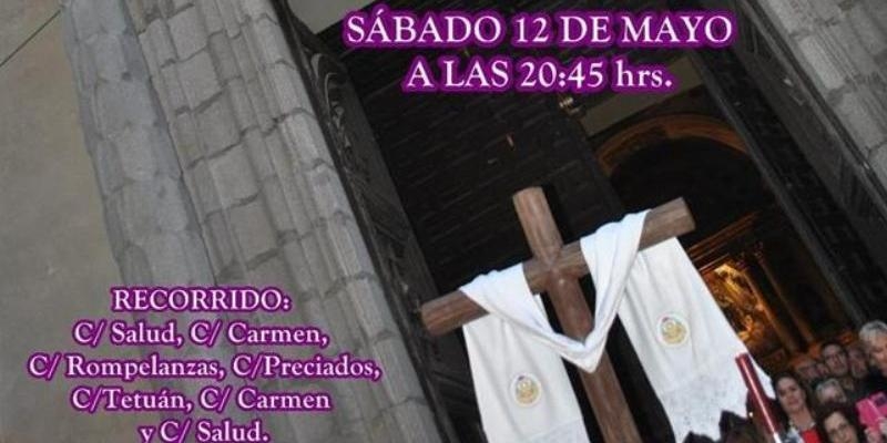 Los jóvenes de la hermandad de Los Gitanos celebran la III Cruz de mayo