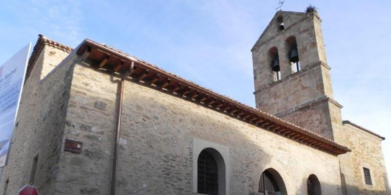 El Cristo de la Piedad recorre las calles de Montejo de la Sierra en el Miércoles Santo al encuentro de la Soledad