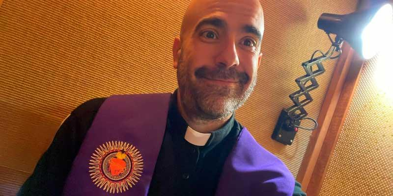 Ángel Amigo, el cura del Grand Prix: «Dije que sí para acercarme más a la gente»