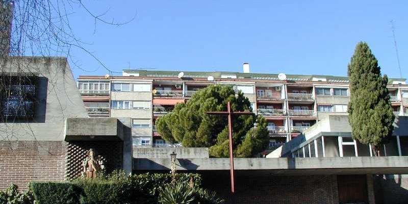 Alfonso Lozano administra el sacramento de la Confirmación en Nuestra Señora Reina del Cielo