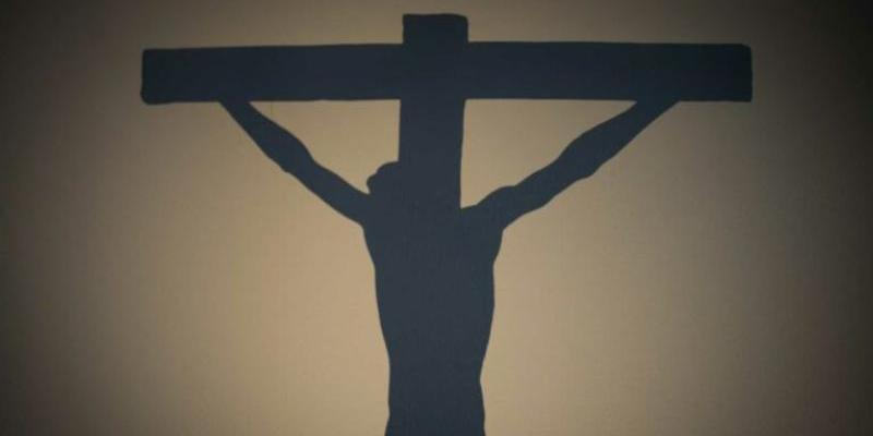 El vicario episcopal de la VIII preside en Santa María de la Caridad el rezo de Laudes en el Viernes Santo