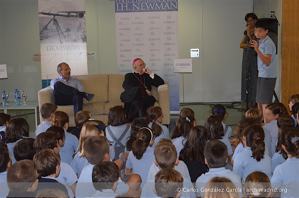 Monseñor Osoro, en el Colegio J. H. Newman: «Estad alegres para ser libres»
