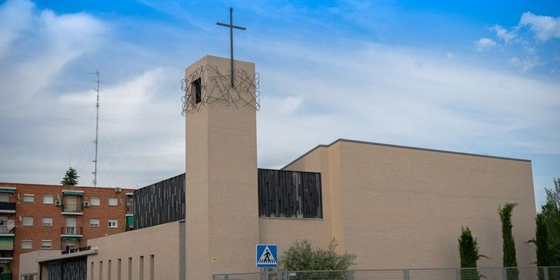 Juan Pedro Gutiérrez administra la Confirmación a un grupo de jóvenes en Madre del Buen Pastor