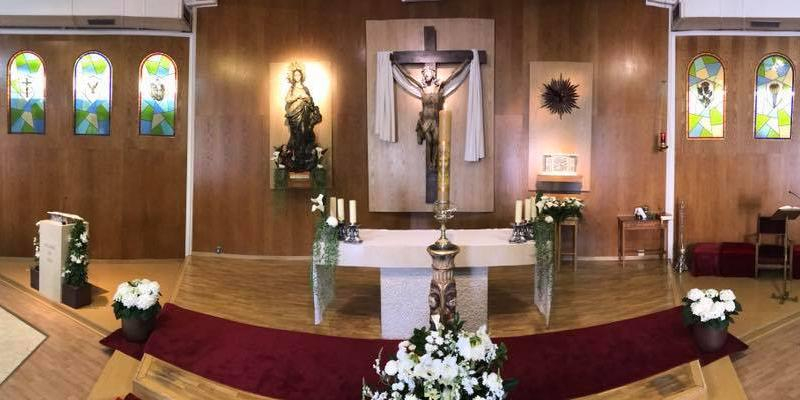 El vicario episcopal de la III administra el sacramento de la Confirmación en Nuestra Señora de los Apóstoles