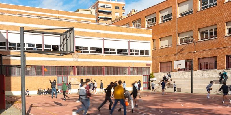 Juan Carlos Vera administra el sacramento de la Confirmación  en el colegio Paraíso Sagrados Corazones