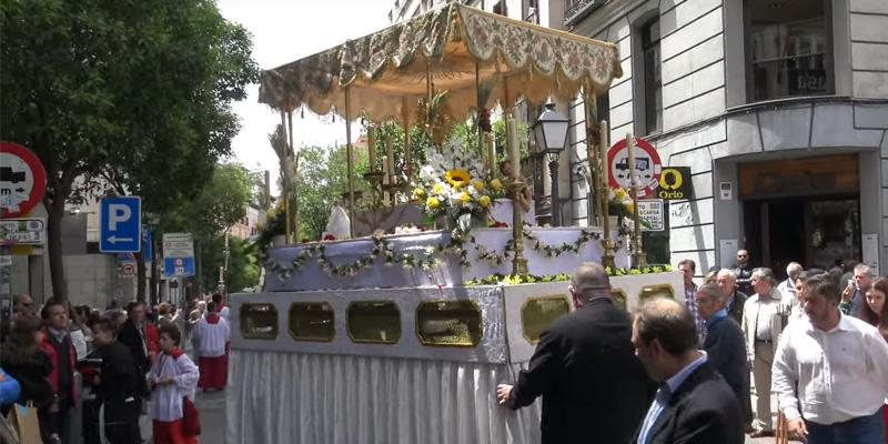 La Borriquita ya tiene todo listo para sacar al Santísimo por Malasaña en el Corpus Chico