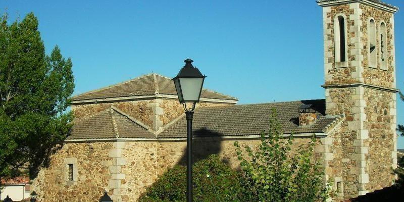 William Javier Suárez preside en Gascones los cultos en honor a la Virgen del Rosario, patrona del pueblo