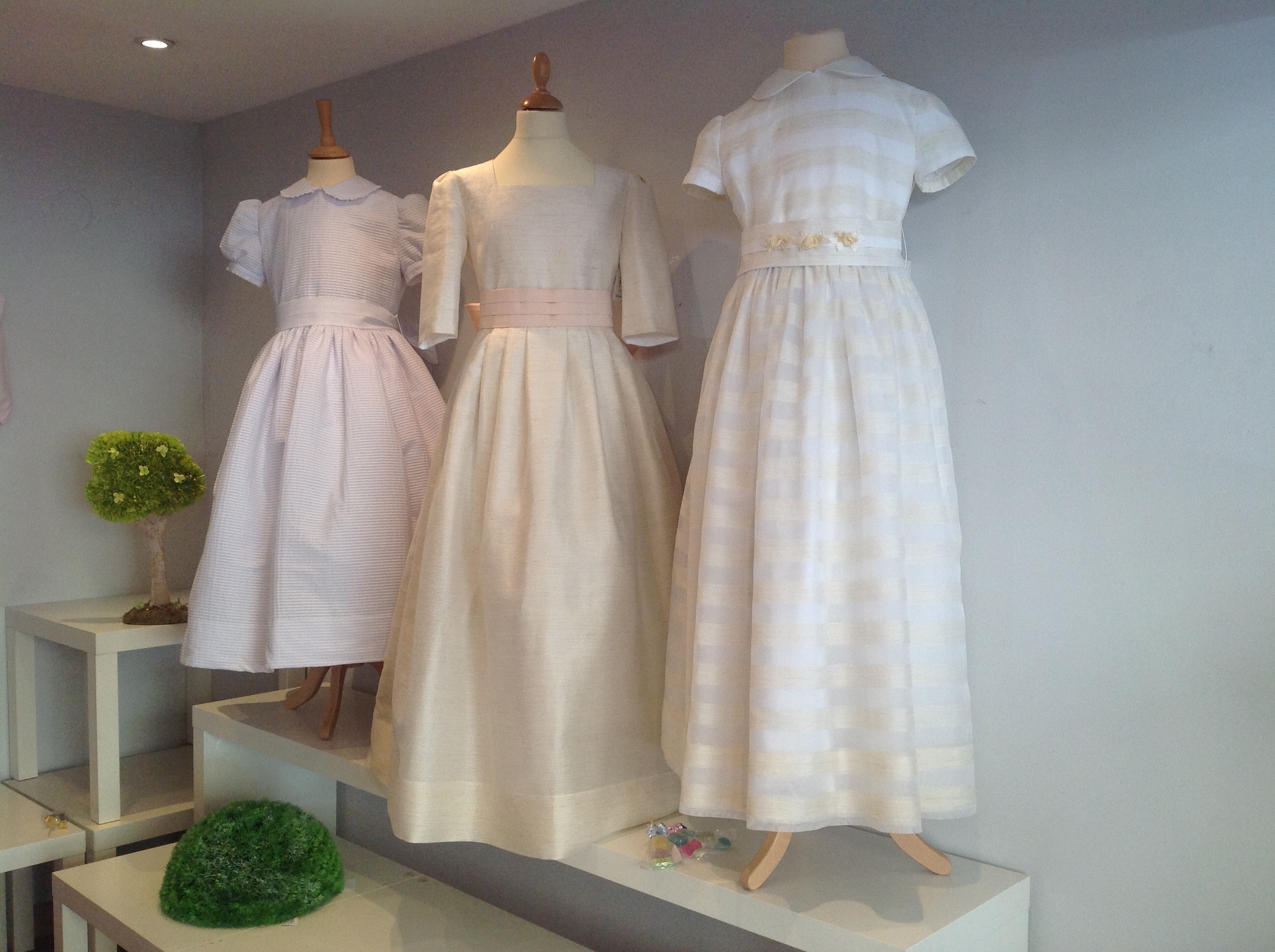 La tienda de Cáritas presenta una colección de vestidos de Comunión