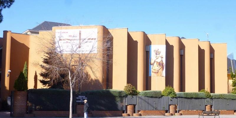 Rufino García Antón visita la bolsa de trabajo para emigrantes de Nuestra Señora del Sagrado Corazón