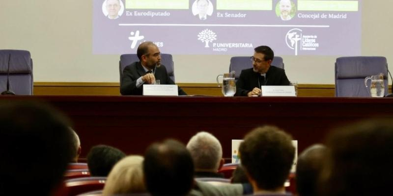 En el acto ‘Una nueva política para un mundo de cambio’ en la Complutense, el cardenal Cobo invita a vivir el tiempo universitario «como espacio de encuentro, diálogo y amistad»