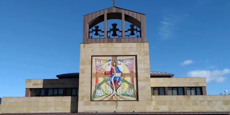 Monseñor Martínez Camino administra el sacramento de la Confirmación en San Lucas Evangelista de Villanueva del Pardillo