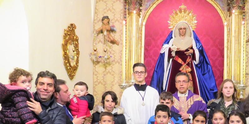 Los niños de la hermandad del Gran Poder y Esperanza Macarena celebran en la colegiata su Misa mensual