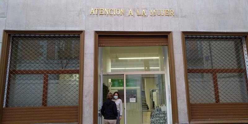 El cardenal Osoro bendice las nuevas instalaciones del centro de atención a la mujer de Cáritas Diocesana de Madrid