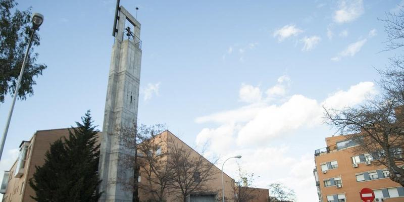 El vicario episcopal de la I administra el sacramento de la Confirmación en Nuestra Señora de Loreto