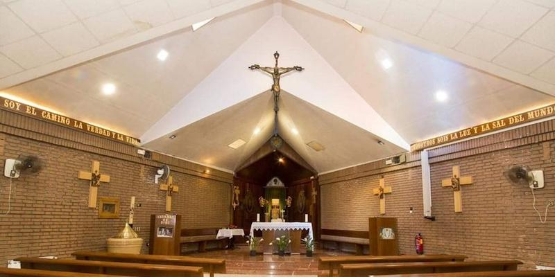 Juan Pedro Gutiérrez administra el sacramento de la Confirmación en Santa Inés de Villaverde Alto