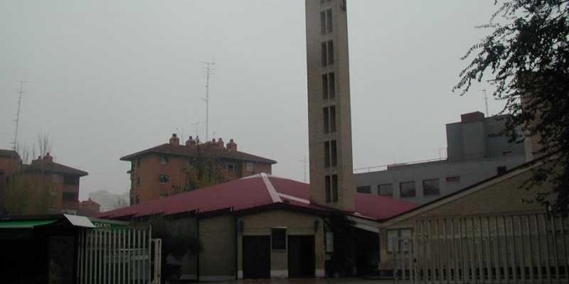 Gabriel Benedicto administra el sacramento de la Confirmación en San Leandro