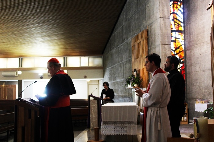 El arzobispo acompañó a Jesús en su camino a la Cruz por 14 parroquias este jueves