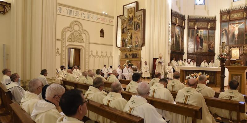 Los presbíteros que conmemoran sus bodas de oro y plata reciben un homenaje en la solemnidad de san Juan de Ávila