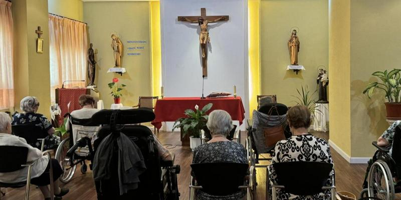 La respuesta de la Residencia de Personas Mayores de Cáritas Madrid, ‘Fundación Santa Lucía’ ante el apagón: «Cuando se apagan las luces se encienden las del cuidado mutuo con las personas más vulnerables»