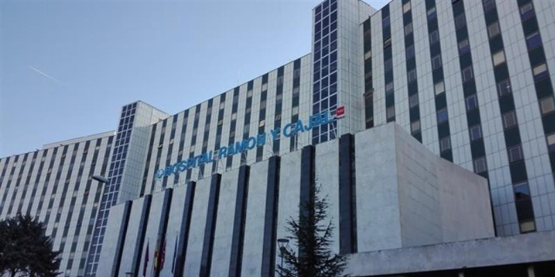 El padre Ángel Camino visita en Nochebuena el Hospital Universitario Ramón y Cajal