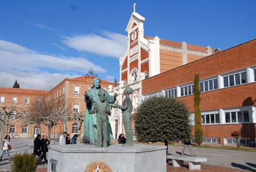 El cardenal Osoro preside la profesión religiosa de cinco hermanos de La Salle en Griñón