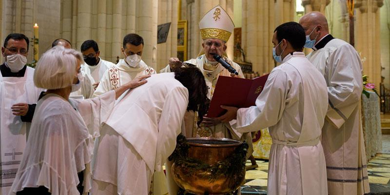 Ailyn, bautizada en la catedral en la Vigilia Pascual: «Llevaba años esperándolo... Es como volver a nacer con 34 años»