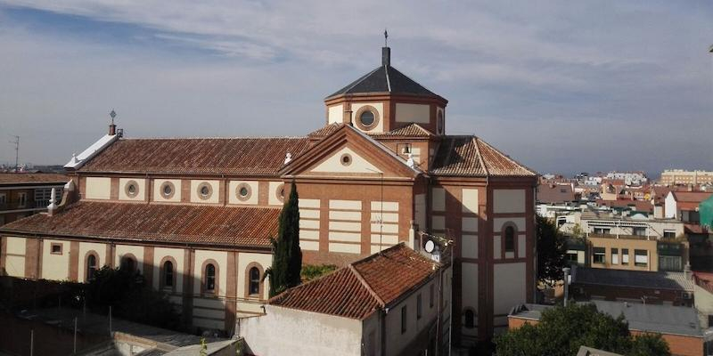 El padre Ángel Camino administra el sacramento de la Confirmación en Nuestra Señora de las Victorias de Tetuán
