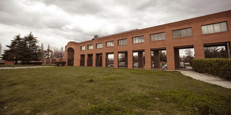 El cardenal José Cobo preside una misa en la capilla del Cementerio Sur-Carabanchel