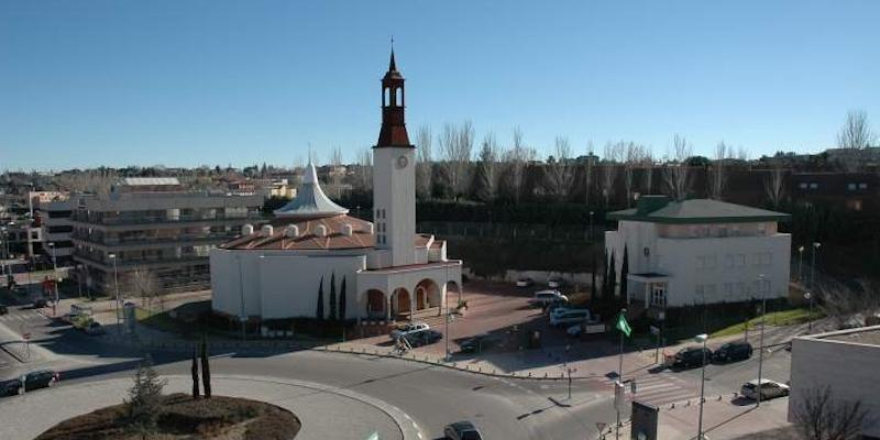Juan Carlos Vera administra el sacramento de la Confirmación en Nuestra Señora de la Moraleja
